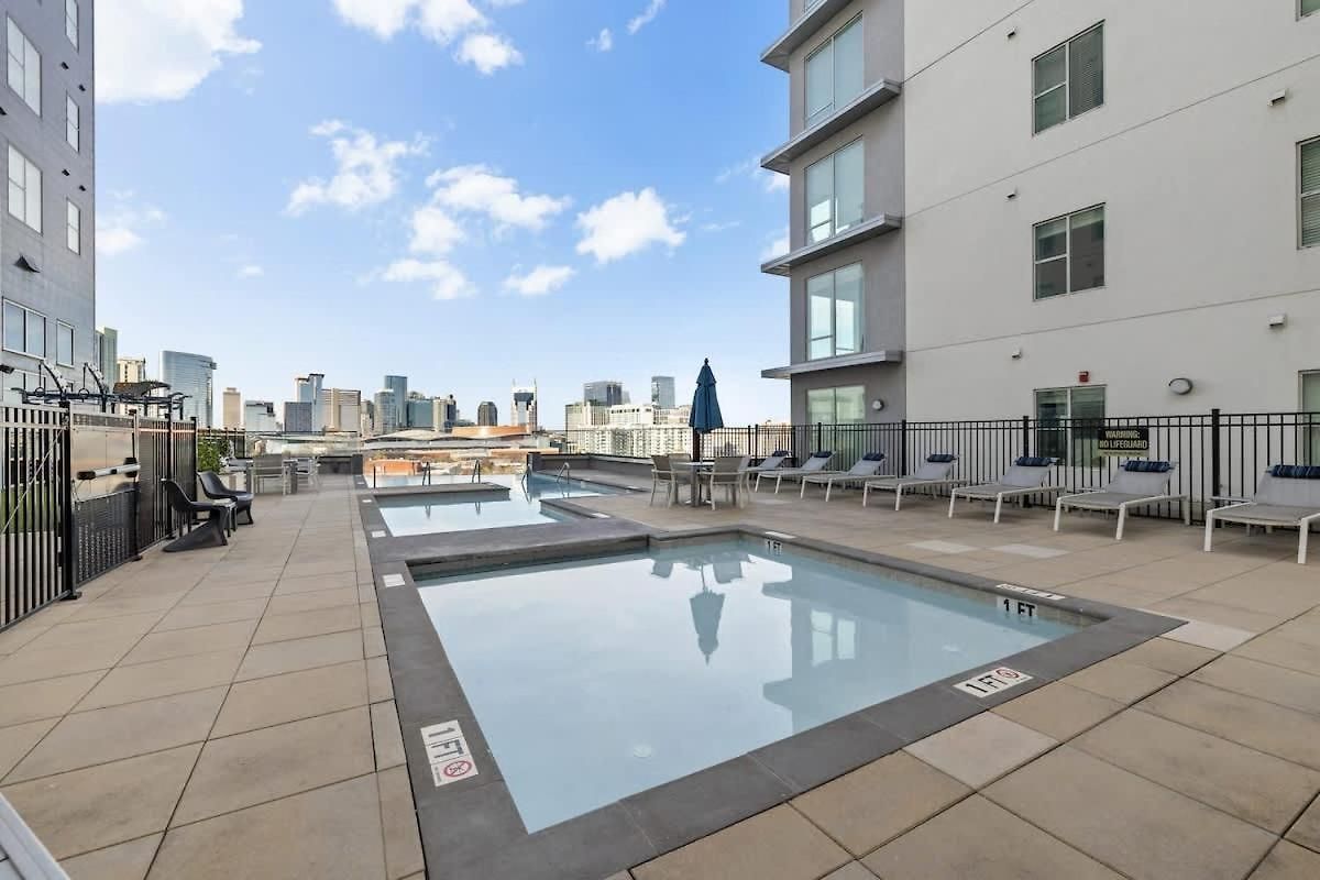Apartment Light-filled Retreat Near Broadway & Pool Nashville