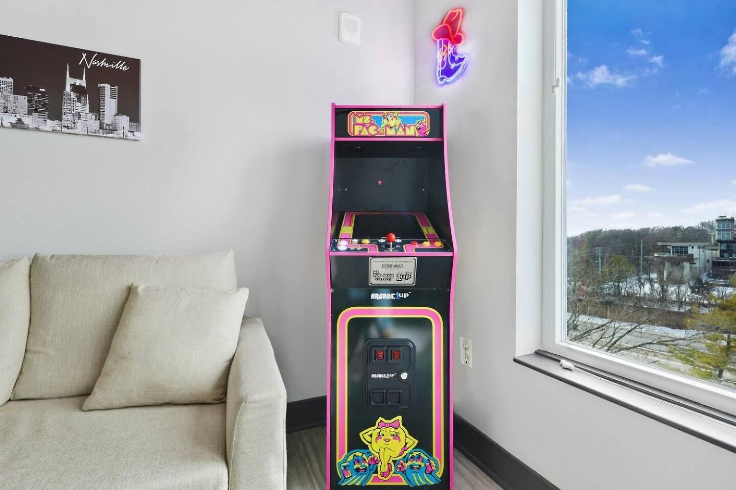Retreat Pool, Gym, Rooftop Lounge & Free Parking * Nashville