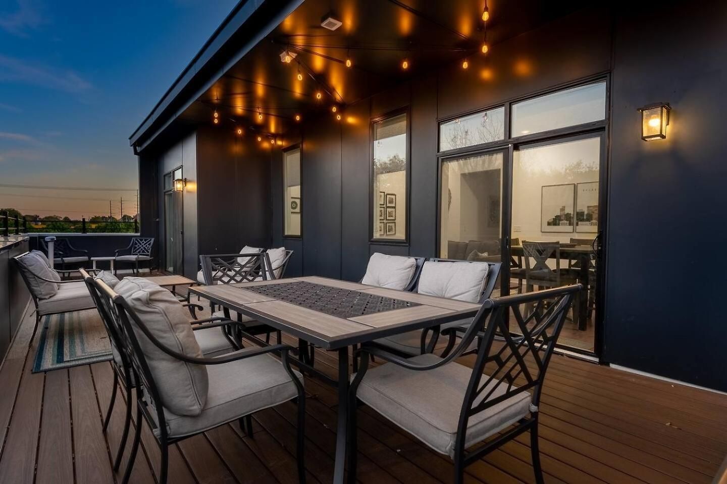Apartment Private Rooftop, Karaoke Fun & | Sleeps 10+ Nashville
