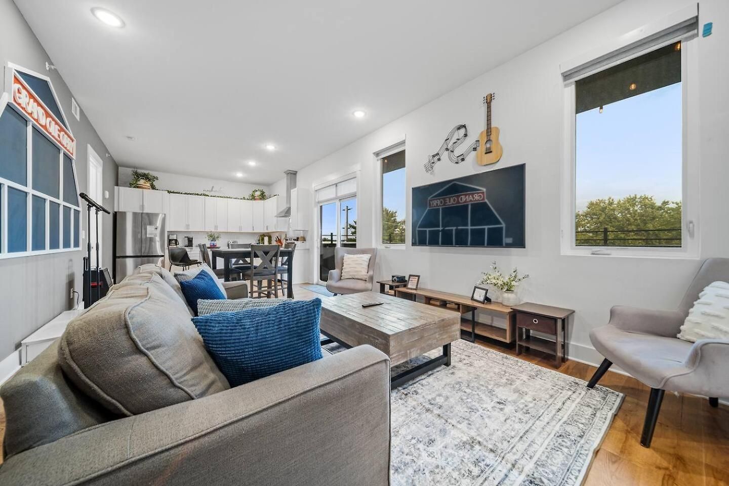 Private Rooftop, Karaoke Fun & | Sleeps 10+ *
