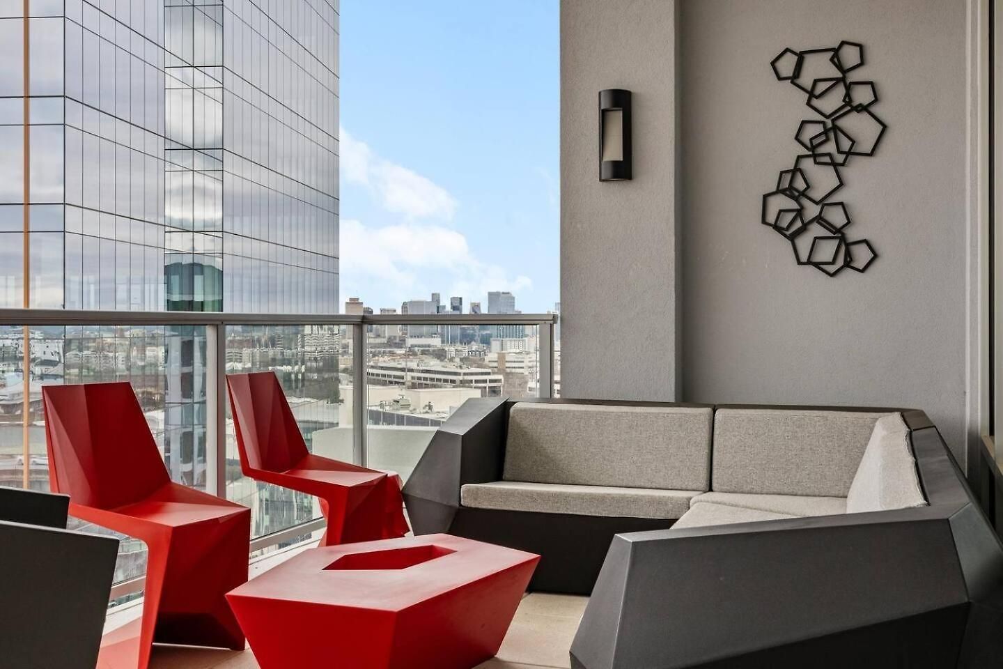 Retreat Pool, Gym, Rooftop Lounge & Free Parking Apartment *