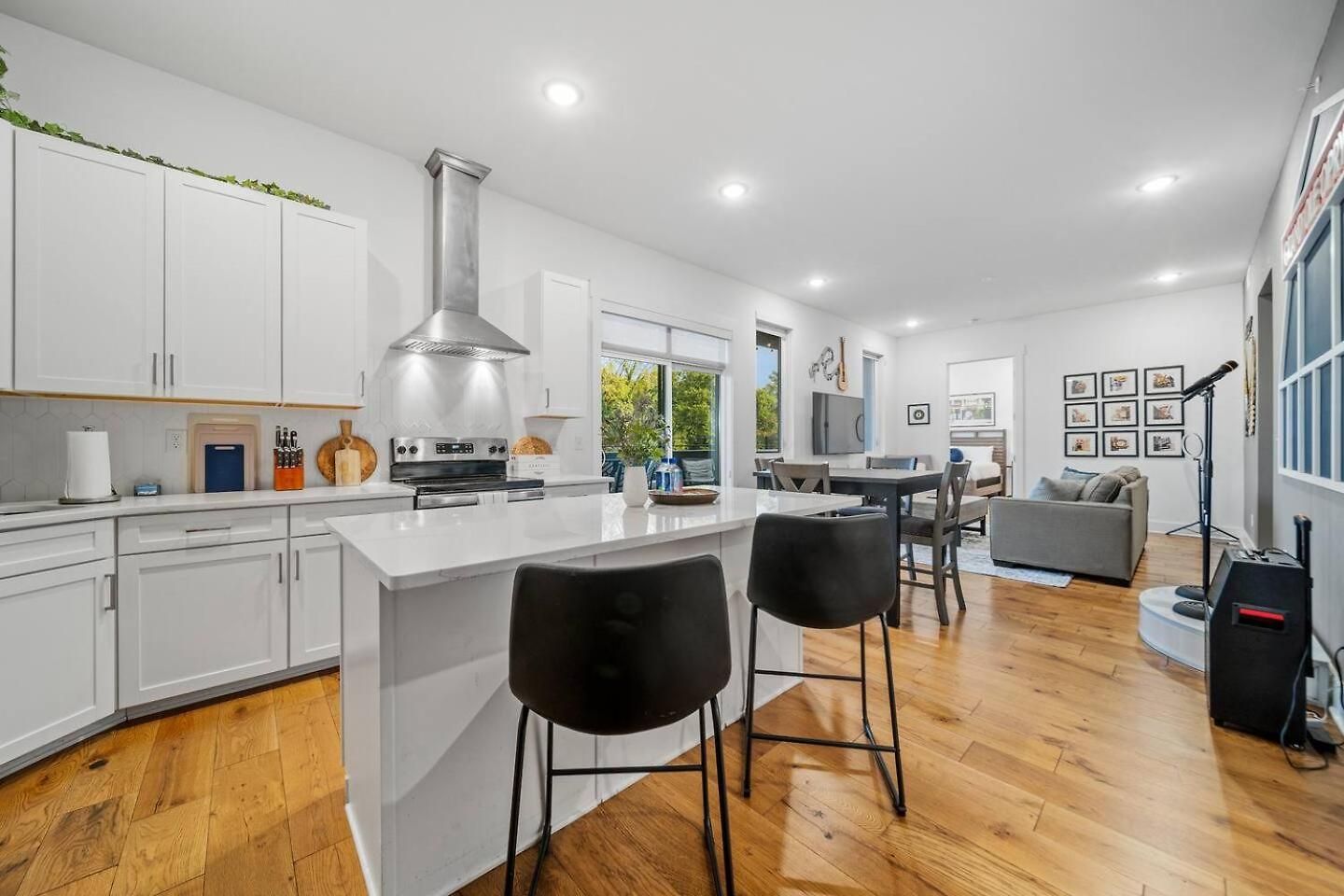 Private Rooftop, Karaoke Fun & | Sleeps 10+ Apartment *