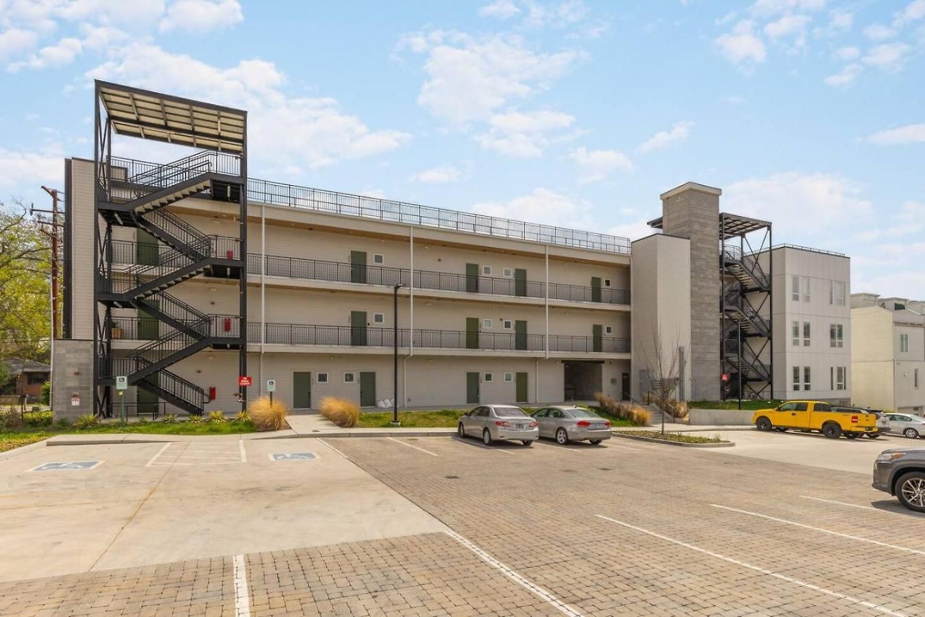 3 Miles To Downtown With Free Parking And Walk To Coffee Apartment Nashville