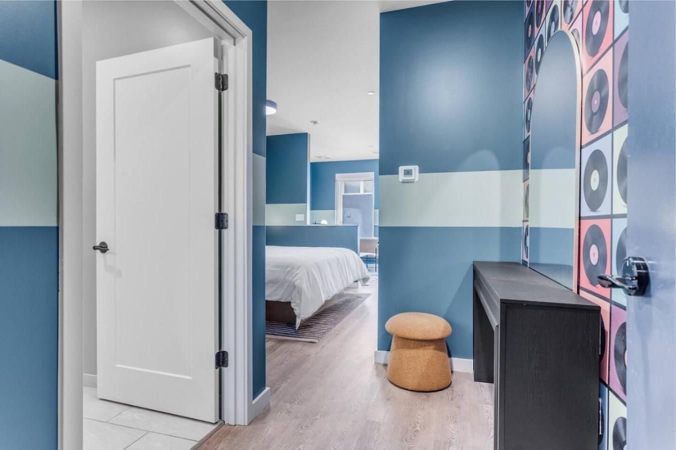 Boutique With Pool Gym And Walk To Midtown Apartment *