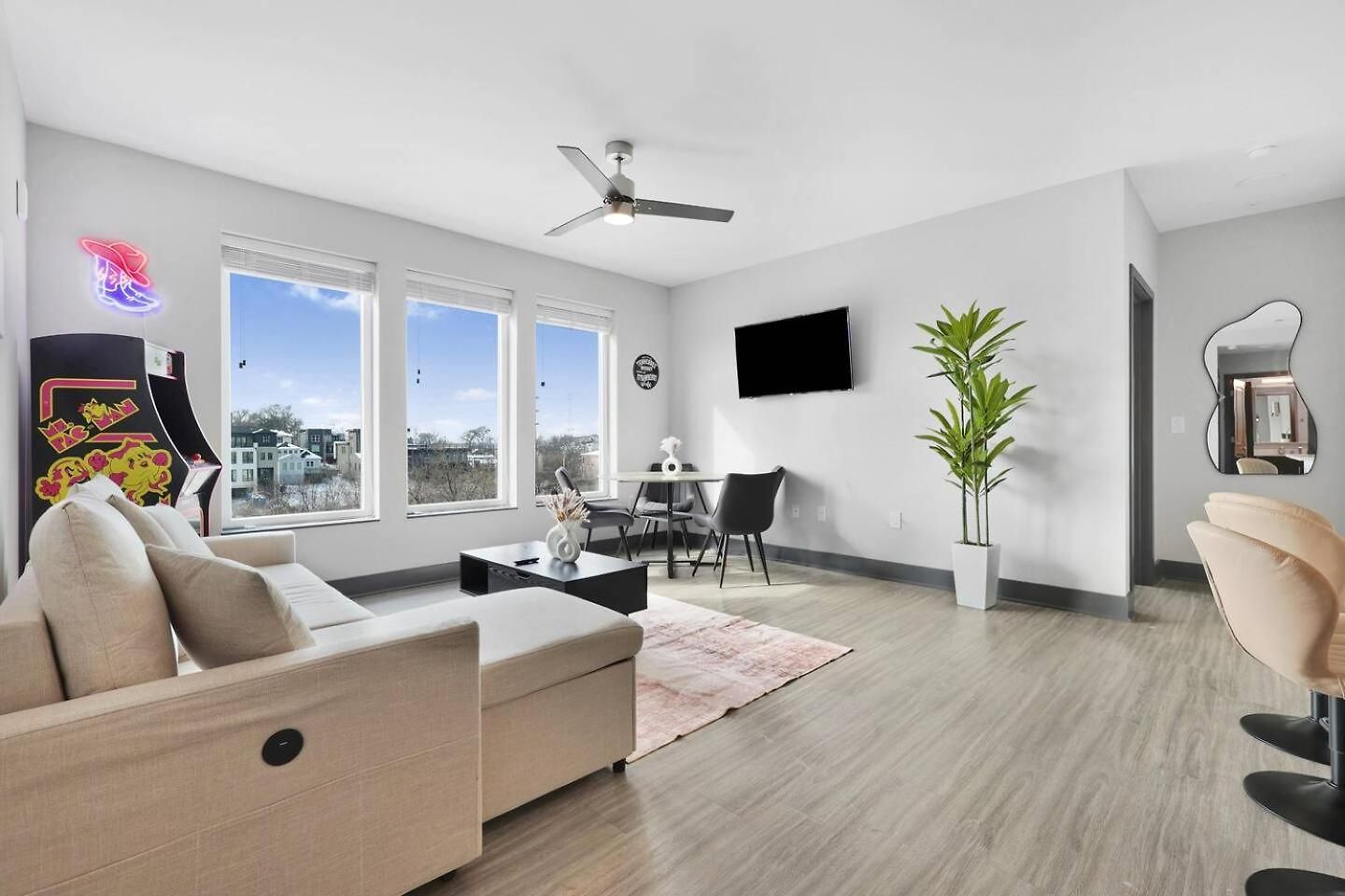 Apartment Retreat Pool, Gym, Rooftop Lounge & Free Parking *