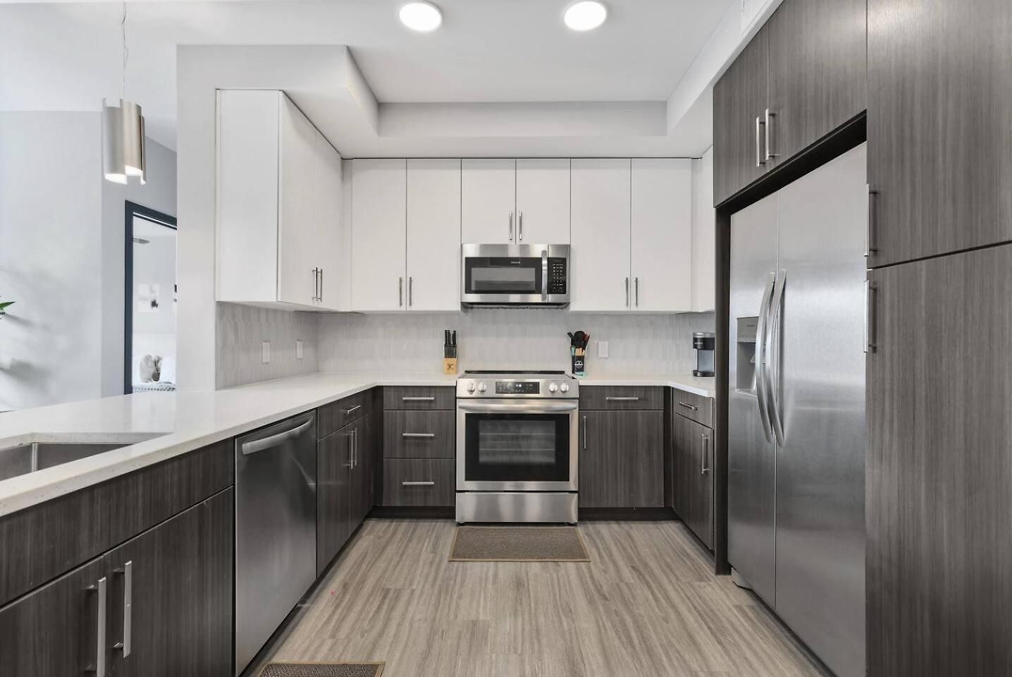 Retreat Pool, Gym, Rooftop Lounge & Free Parking Apartment