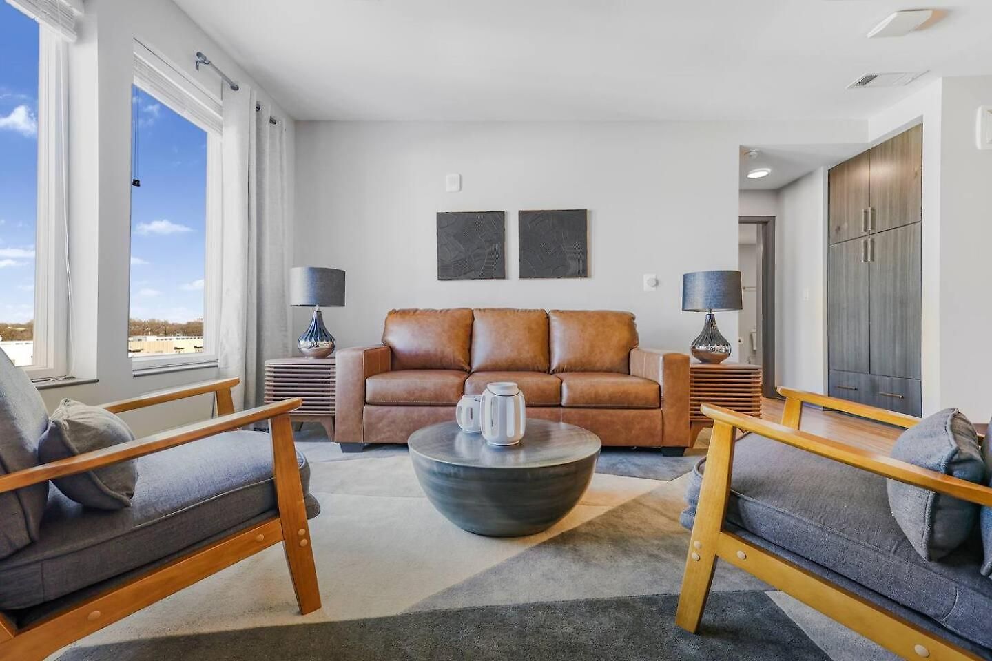 King Bed, Gym, Rooftop Pool, Free Parking Apartment