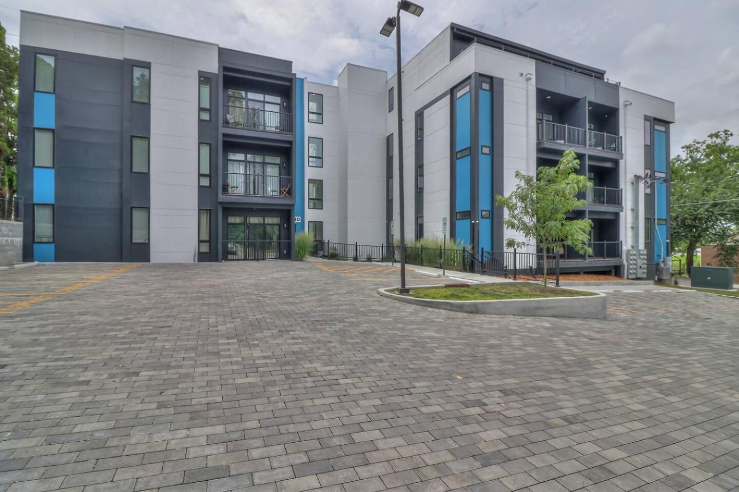 Private Rooftop, Karaoke Fun & | Sleeps 10+ Apartment