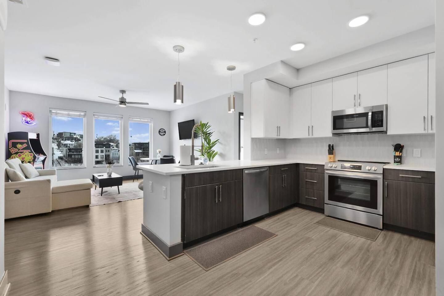 Apartment Retreat Pool, Gym, Rooftop Lounge & Free Parking *