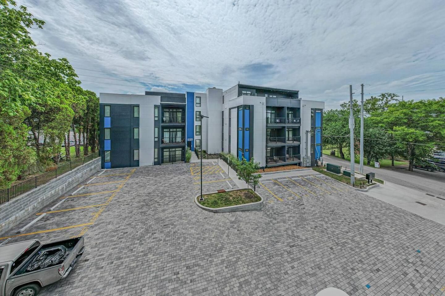 Private Rooftop, Karaoke Fun & | Sleeps 10+ *