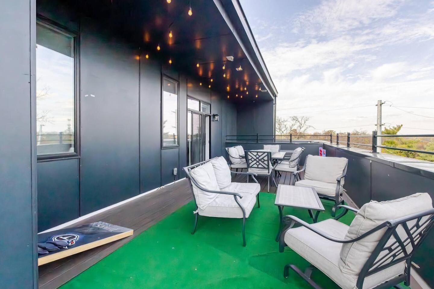 Private Rooftop, Karaoke Fun & | Sleeps 10+ Nashville