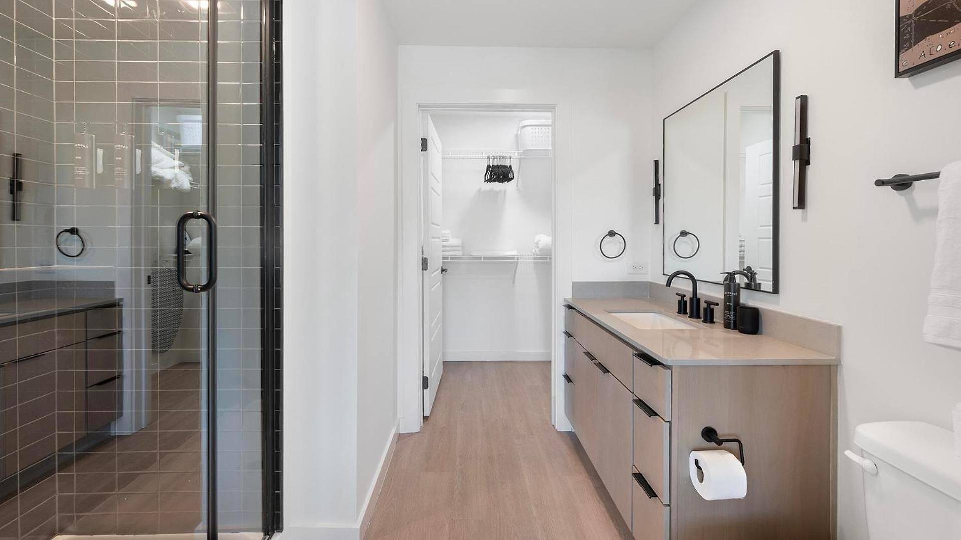 Landing Spectacular Studio Gym Apartment *
