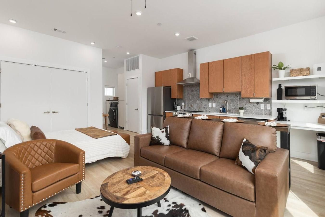 3 Miles To Downtown With Free Parking And Walk To Coffee Apartment *