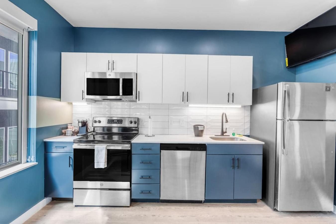 Boutique With Pool Gym And Walk To Midtown