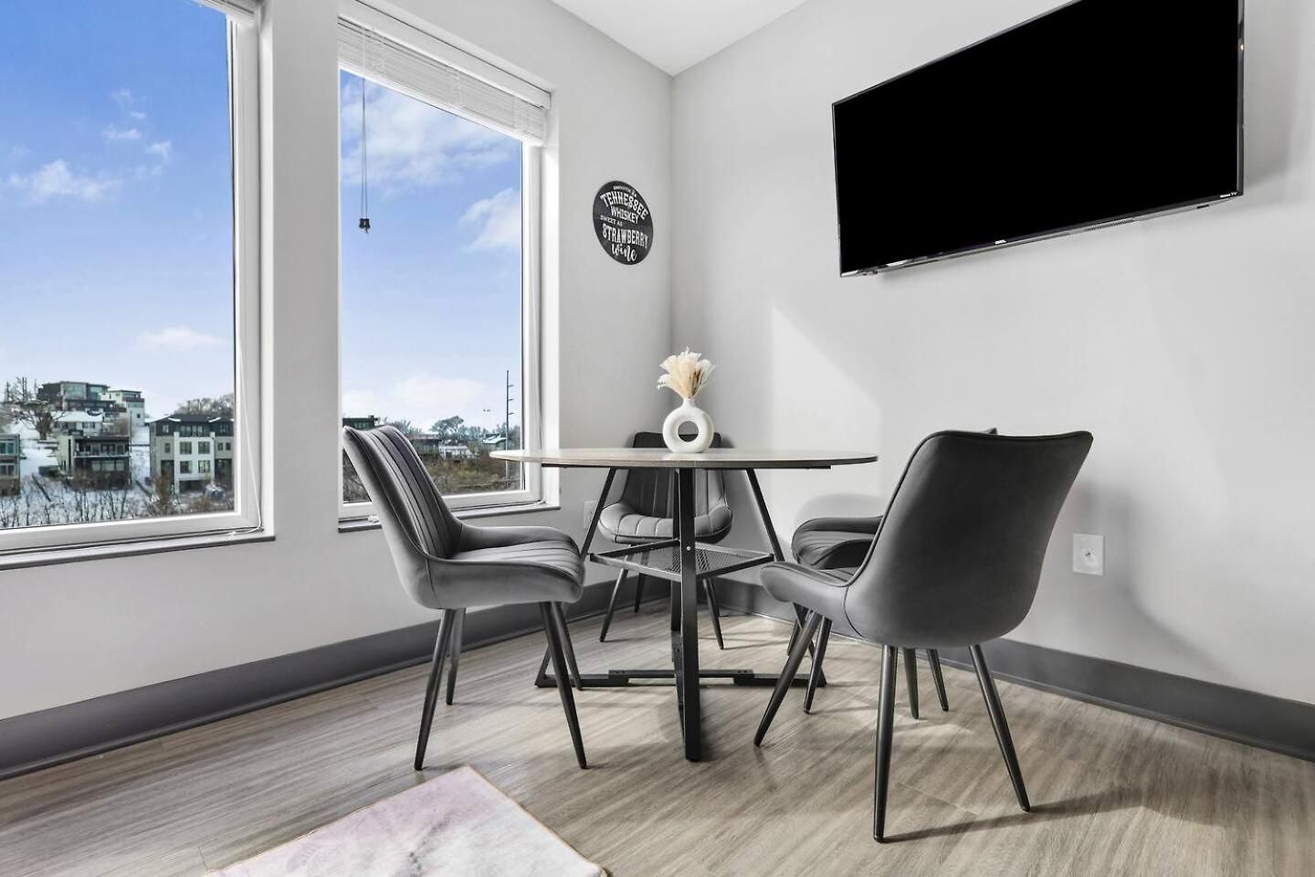 Retreat Pool, Gym, Rooftop Lounge & Free Parking *