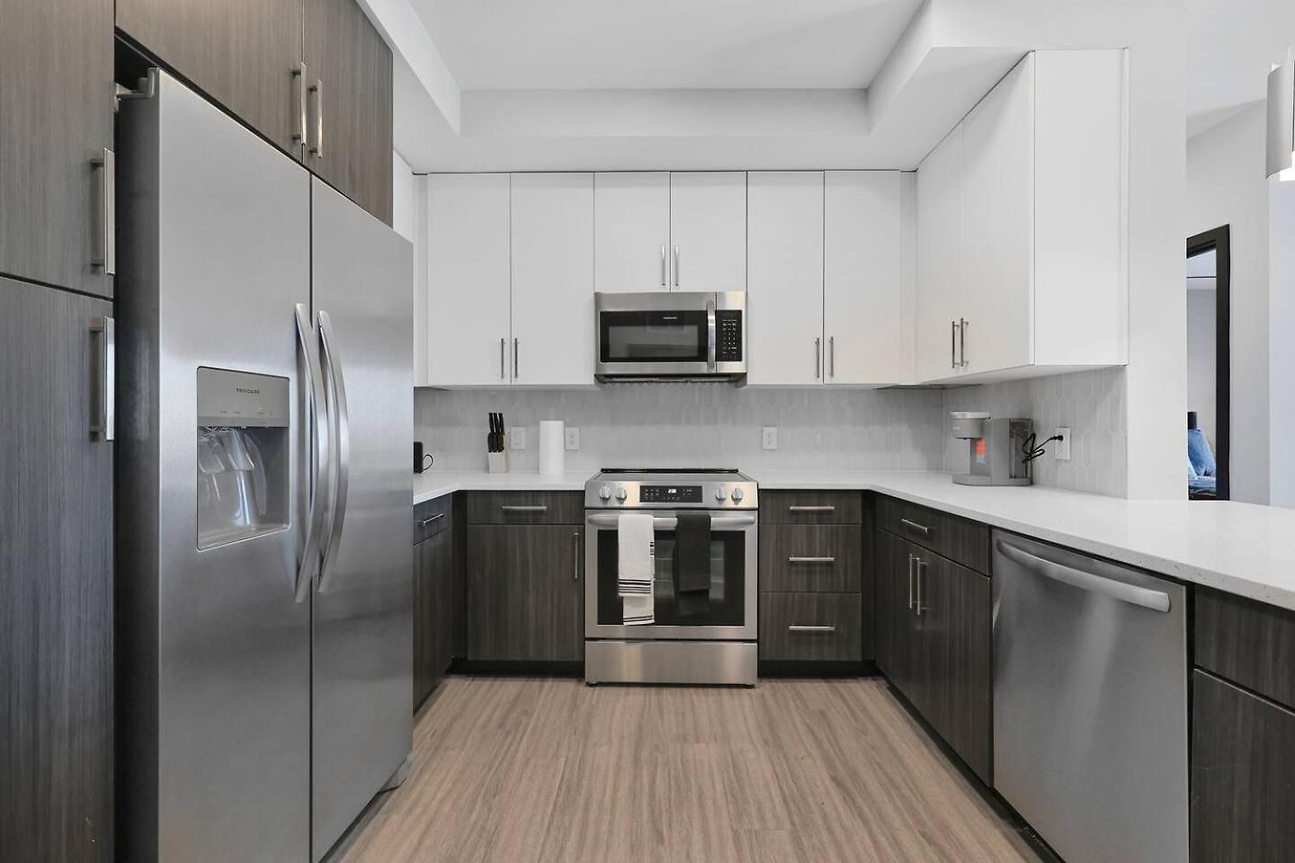 King Bed, Gym, Rooftop Pool, Free Parking