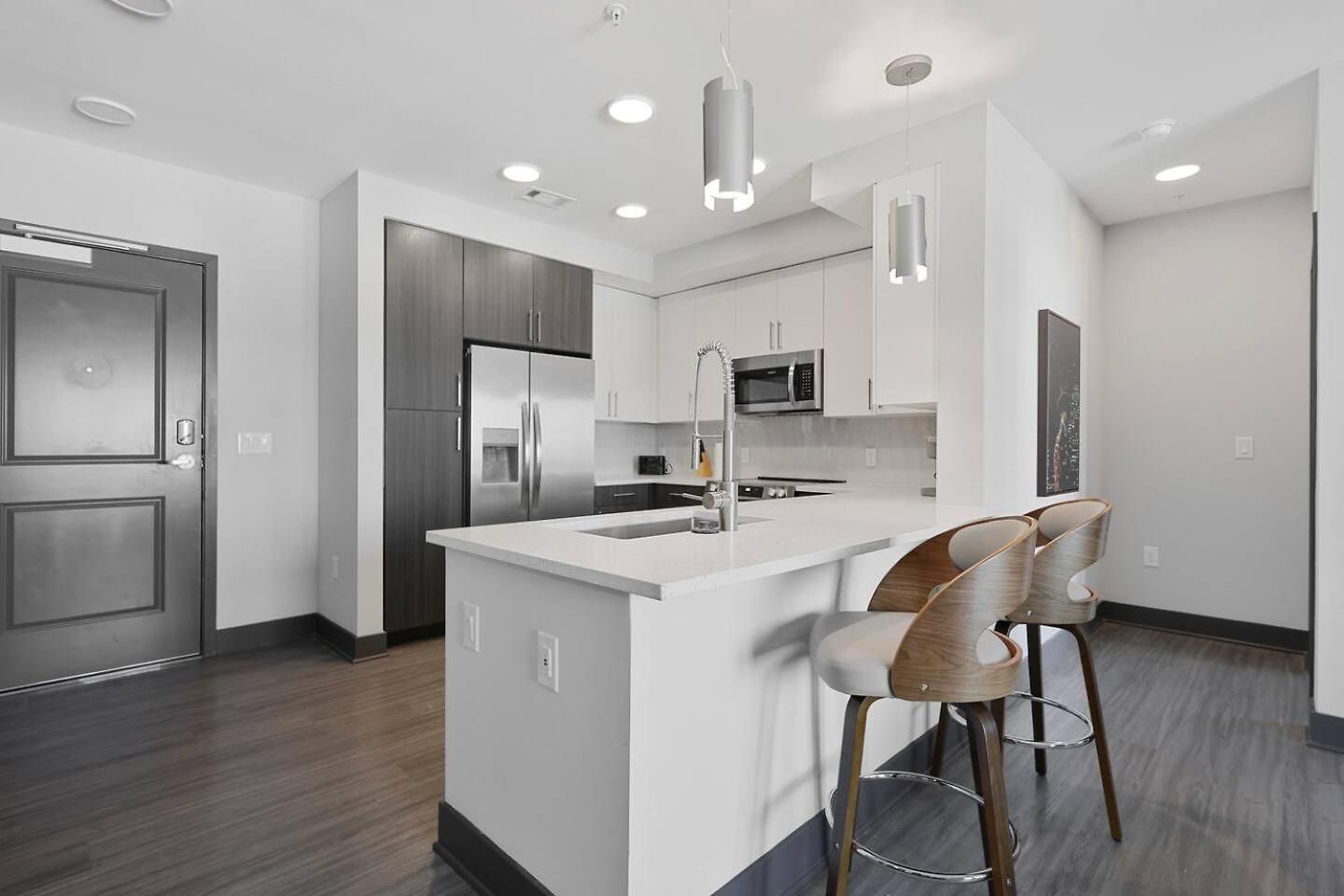 King Bed, Gym, Rooftop Pool, Free Parking *