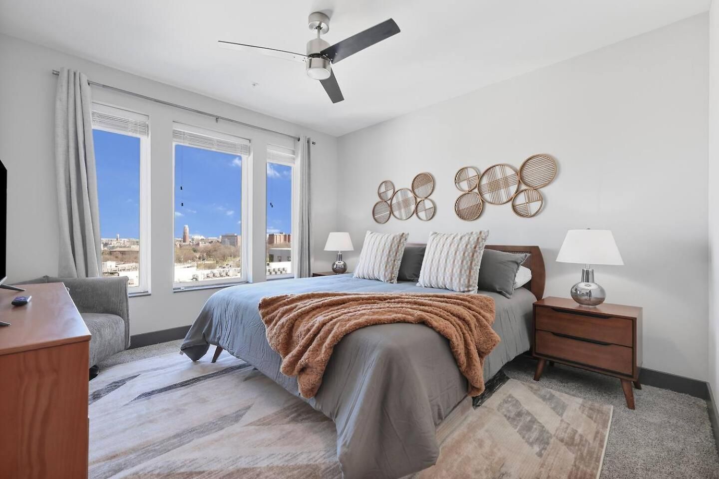 King Bed, Gym, Rooftop Pool, Free Parking Apartment Nashville