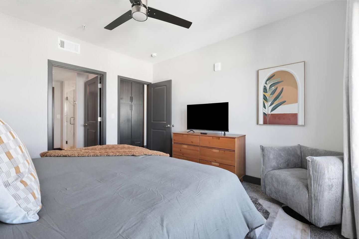 King Bed, Gym, Rooftop Pool, Free Parking *