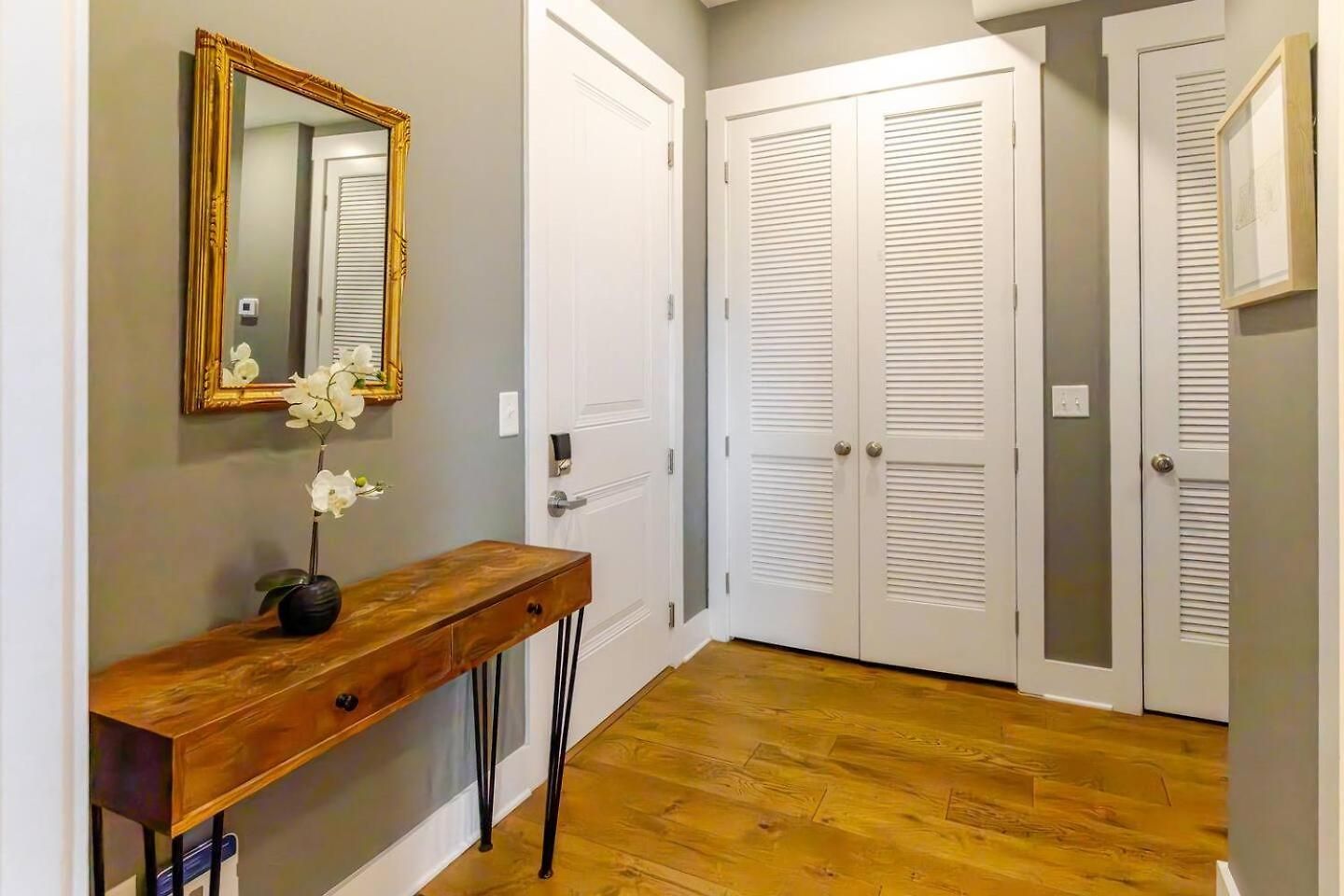 Apartment Private Rooftop, Karaoke Fun & | Sleeps 10+ Nashville