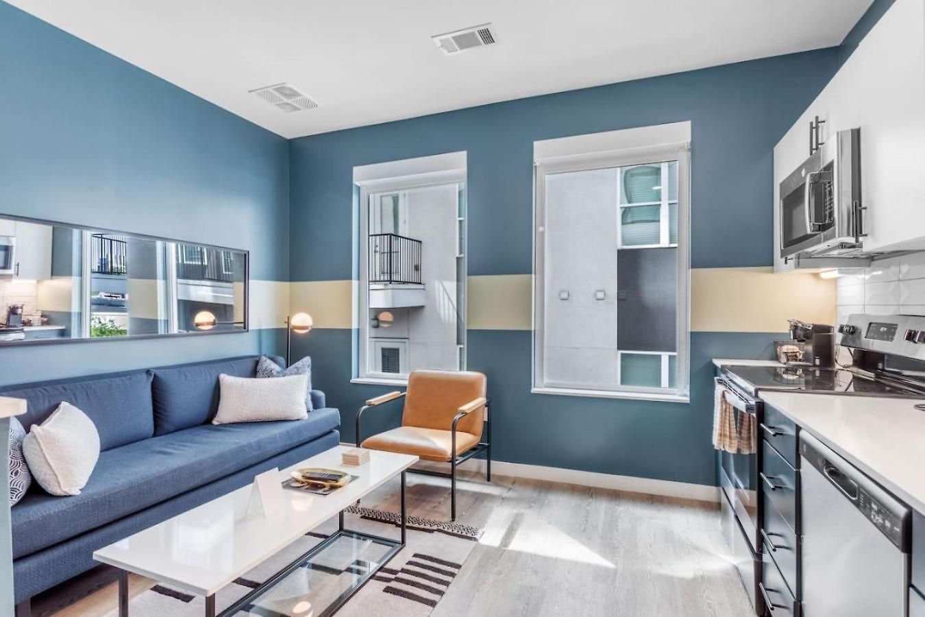 Boutique With Pool Gym And Walk To Midtown Apartment