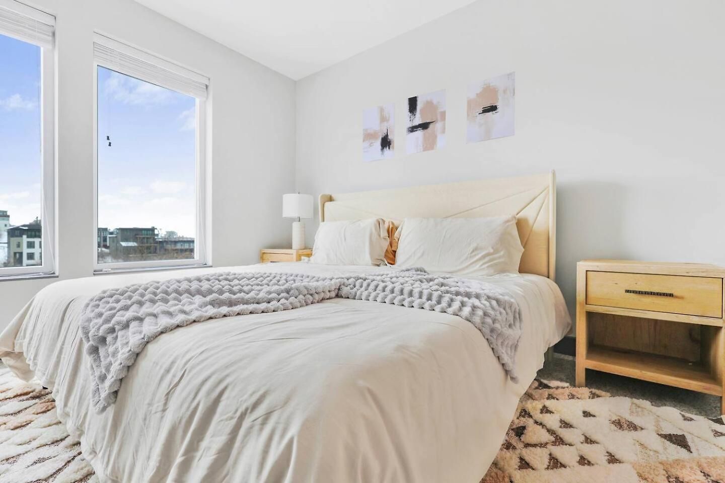 Apartment Retreat Pool, Gym, Rooftop Lounge & Free Parking