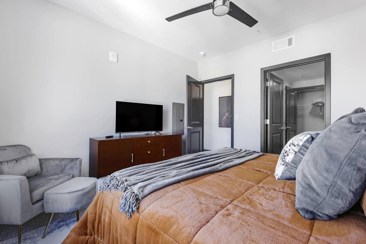 King Bed, Gym, Rooftop Pool, Free Parking