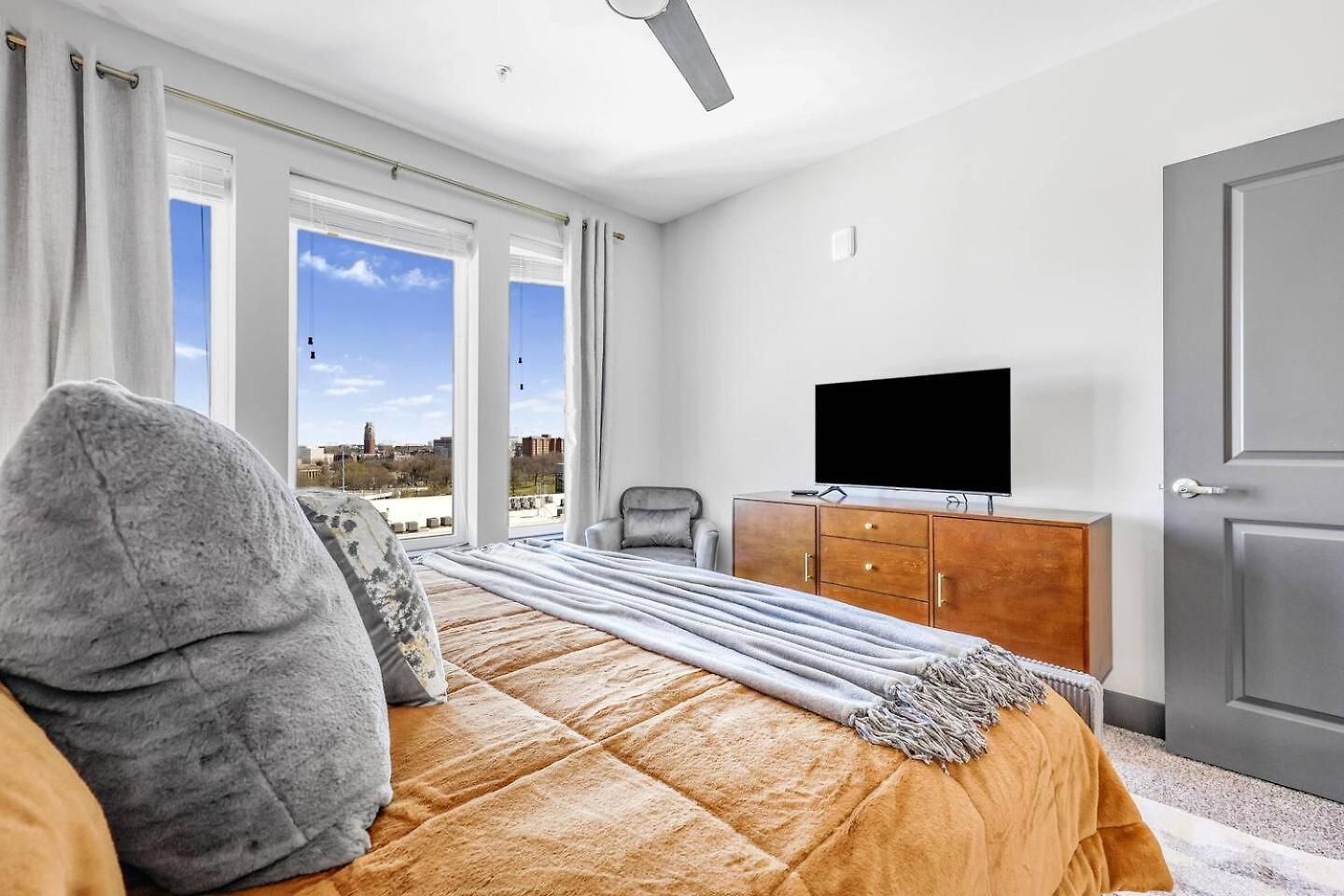 King Bed, Gym, Rooftop Pool, Free Parking Apartment Nashville