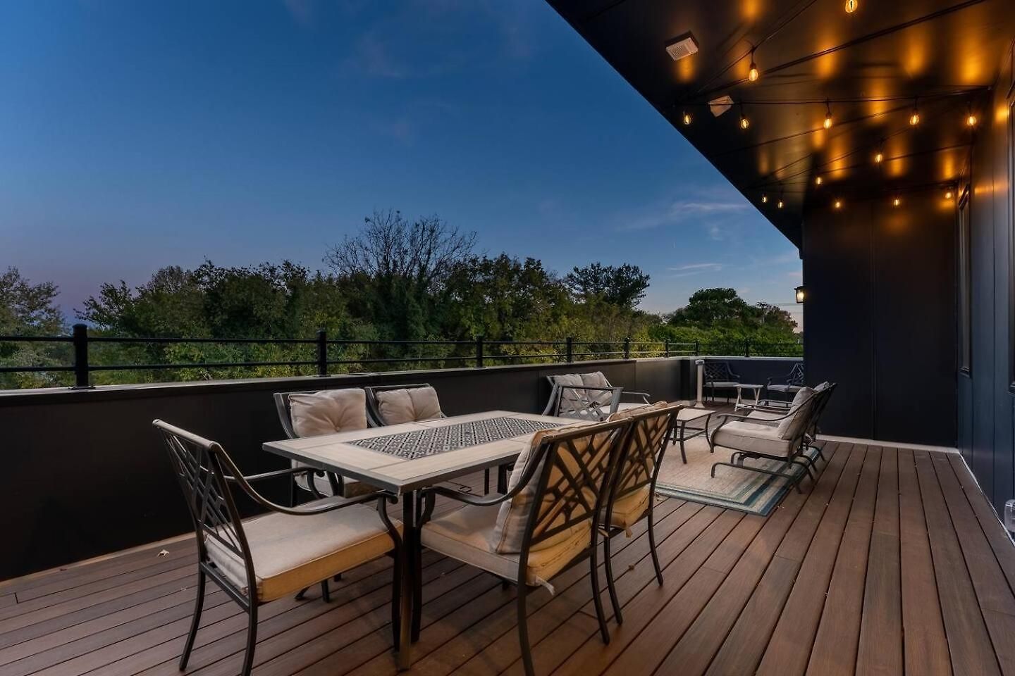 Private Rooftop, Karaoke Fun & | Sleeps 10+