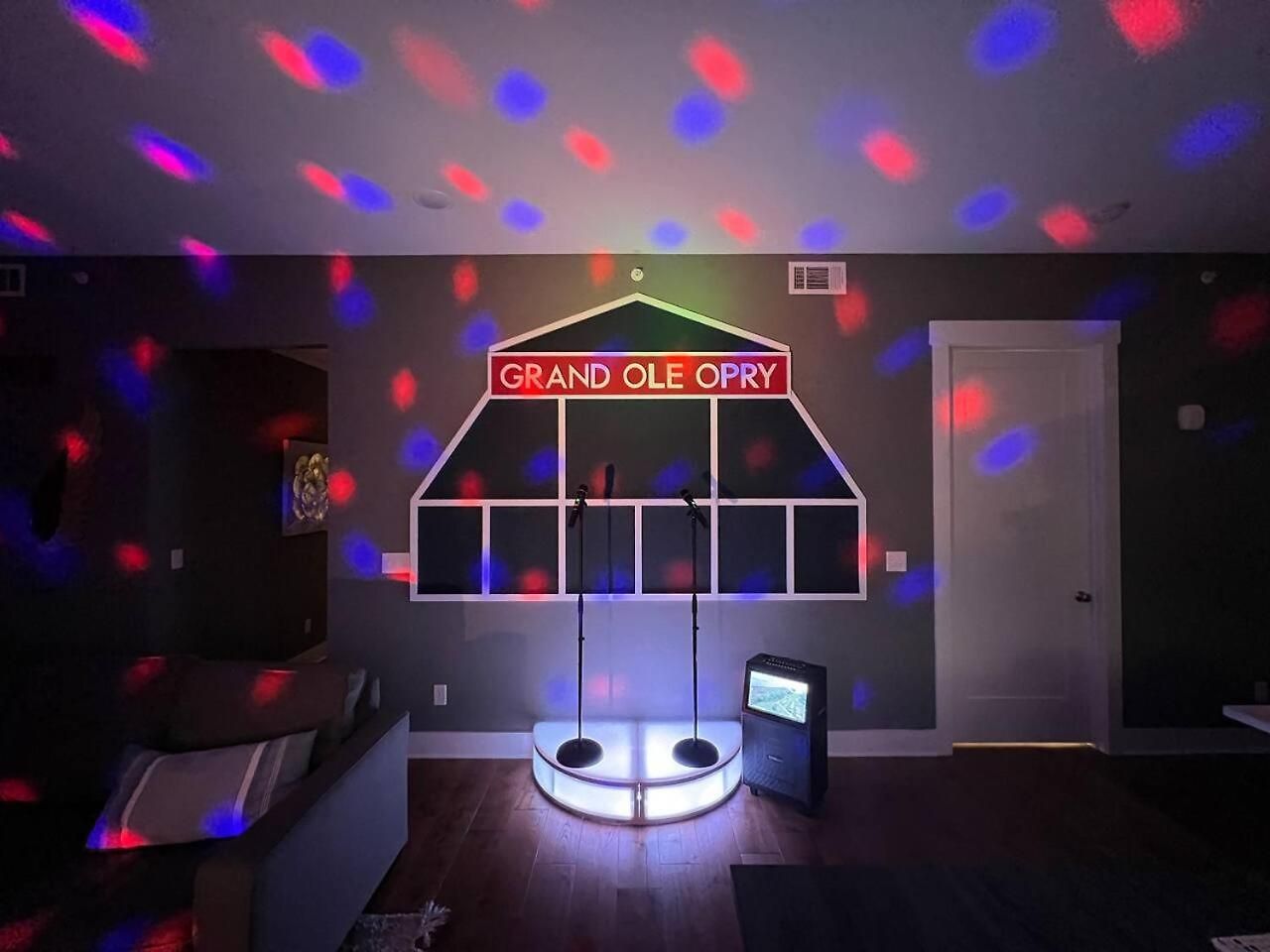 Private Rooftop, Karaoke Fun & | Sleeps 10+ Apartment Nashville