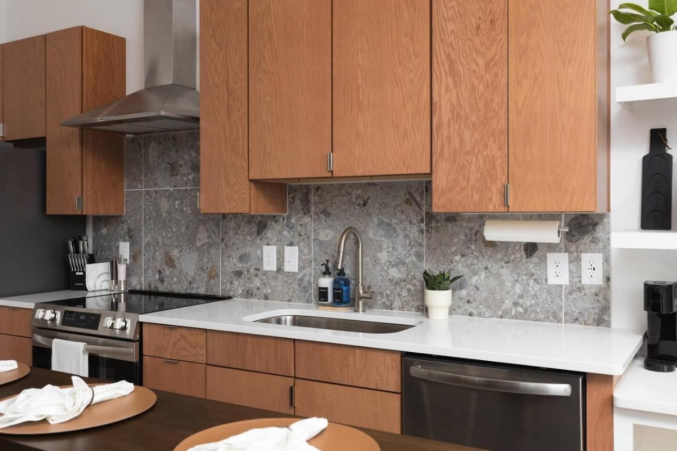 3 Miles To Downtown With Free Parking And Walk To Coffee Apartment