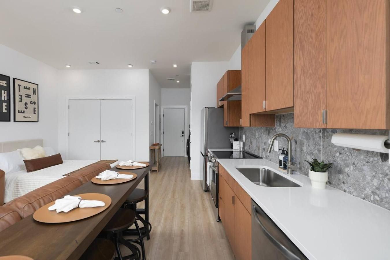 Apartment 3 Miles To Downtown With Free Parking And Walk To Coffee *