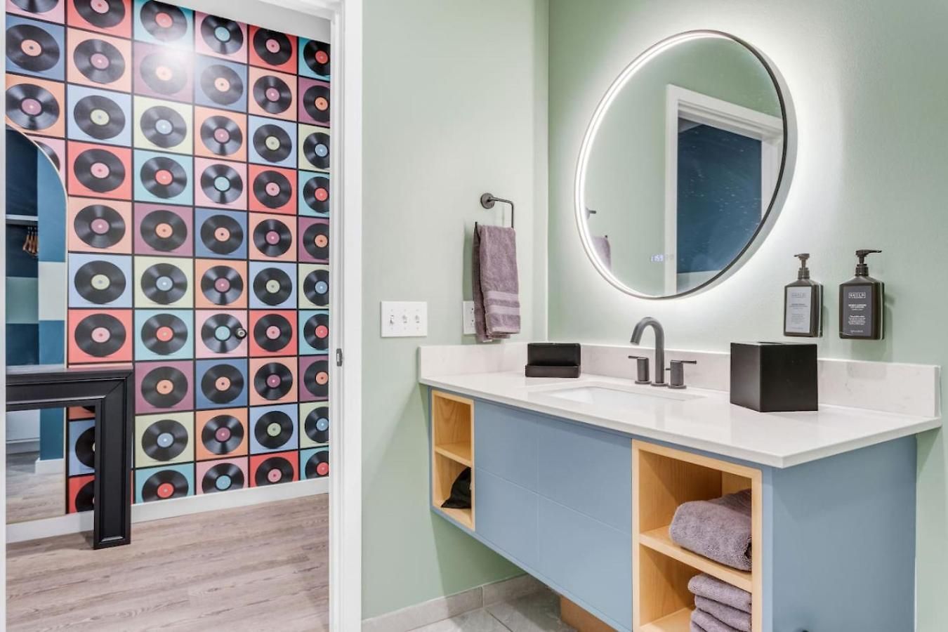 Boutique With Pool Gym And Walk To Midtown