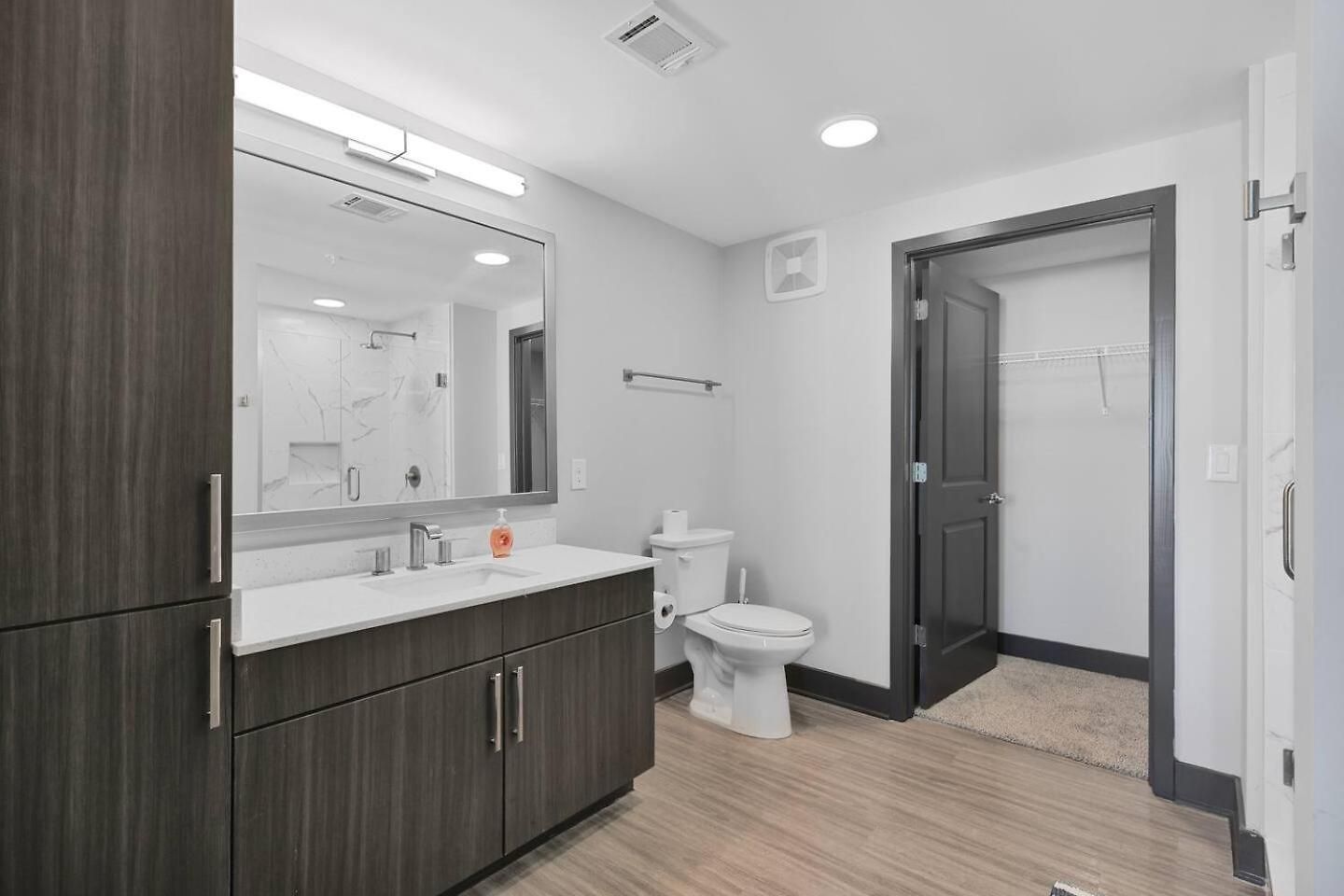 Apartment King Bed, Gym, Rooftop Pool, Free Parking *