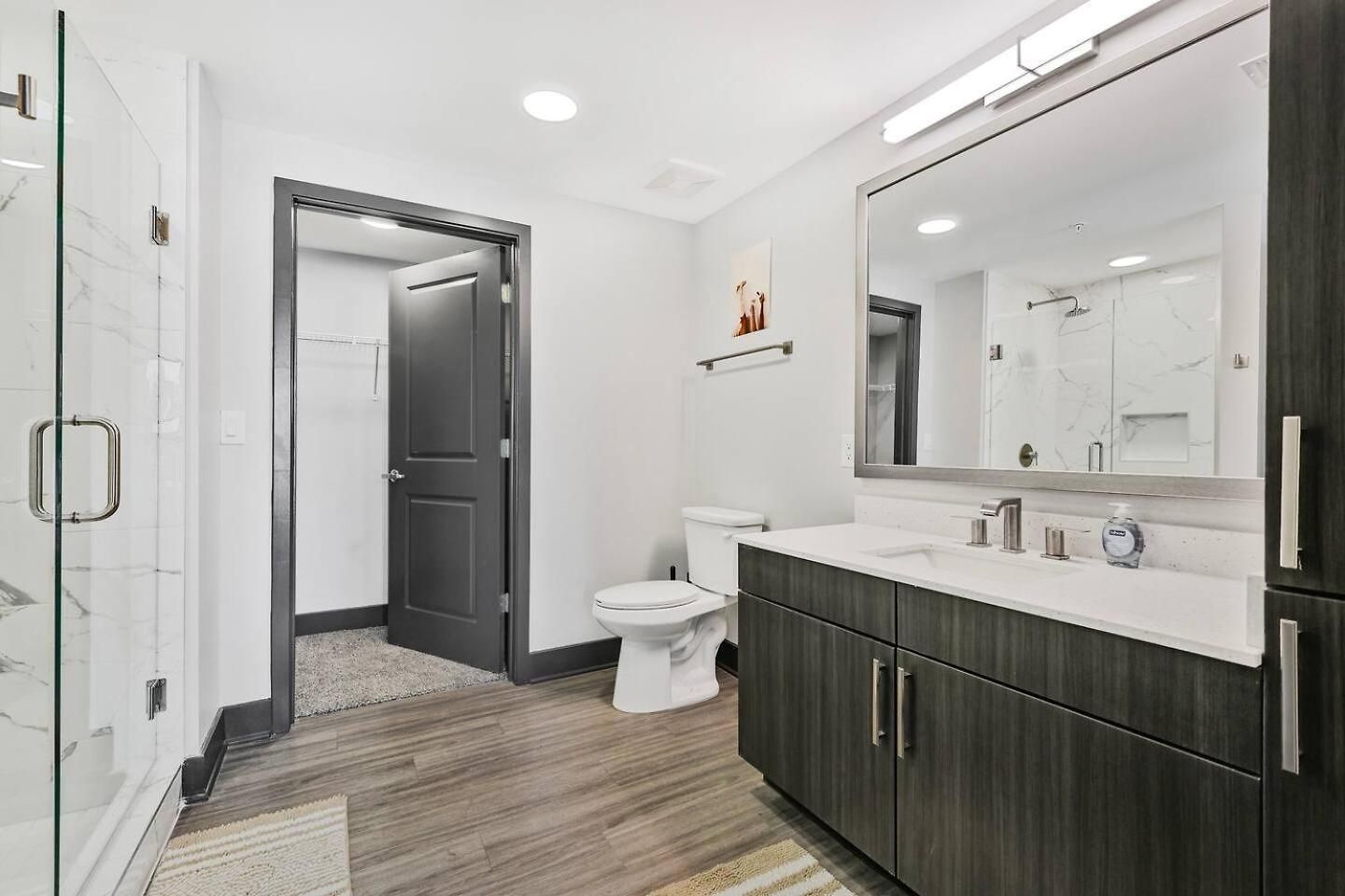 Apartment Retreat Pool, Gym, Rooftop Lounge & Free Parking