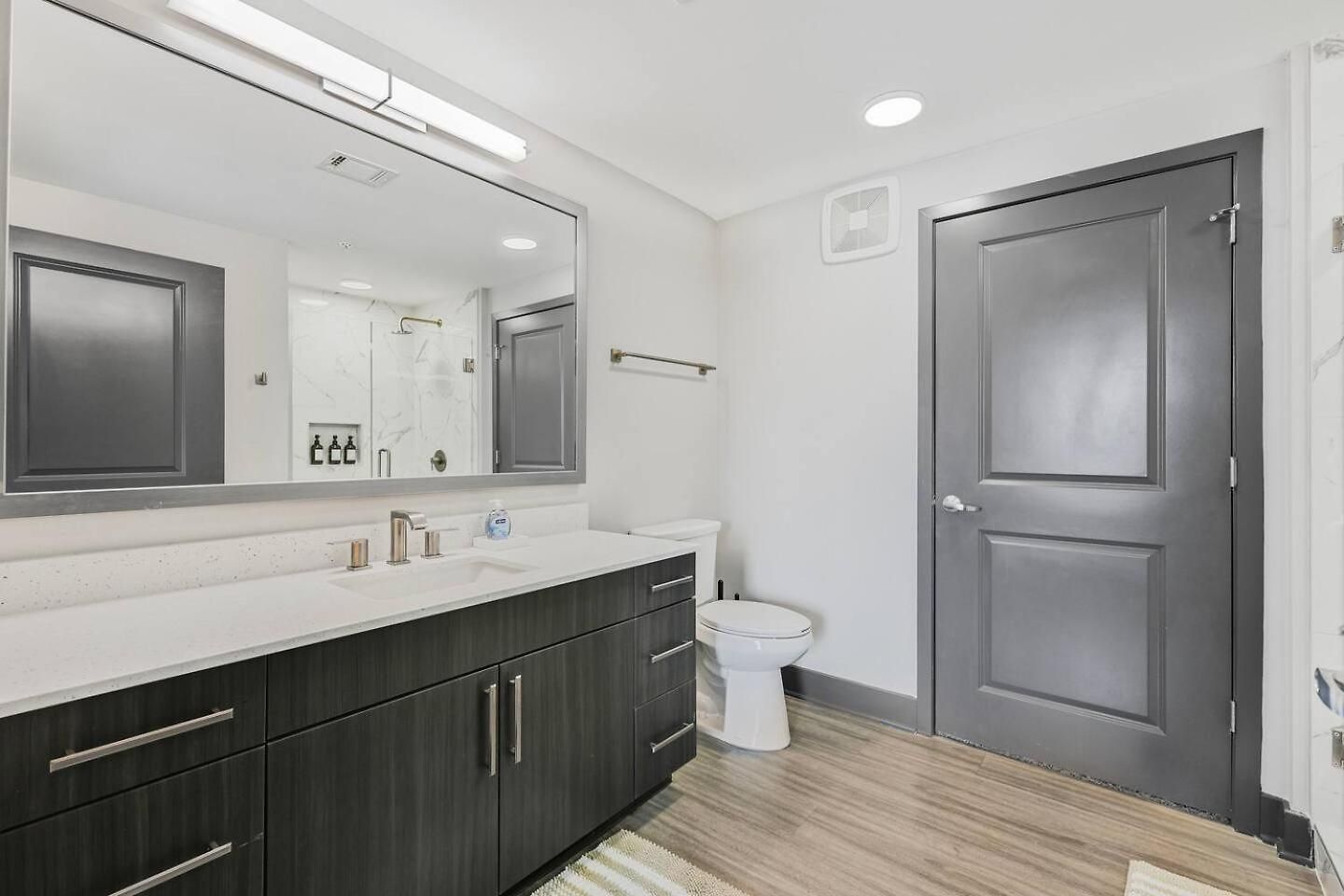 Retreat Pool, Gym, Rooftop Lounge & Free Parking Apartment