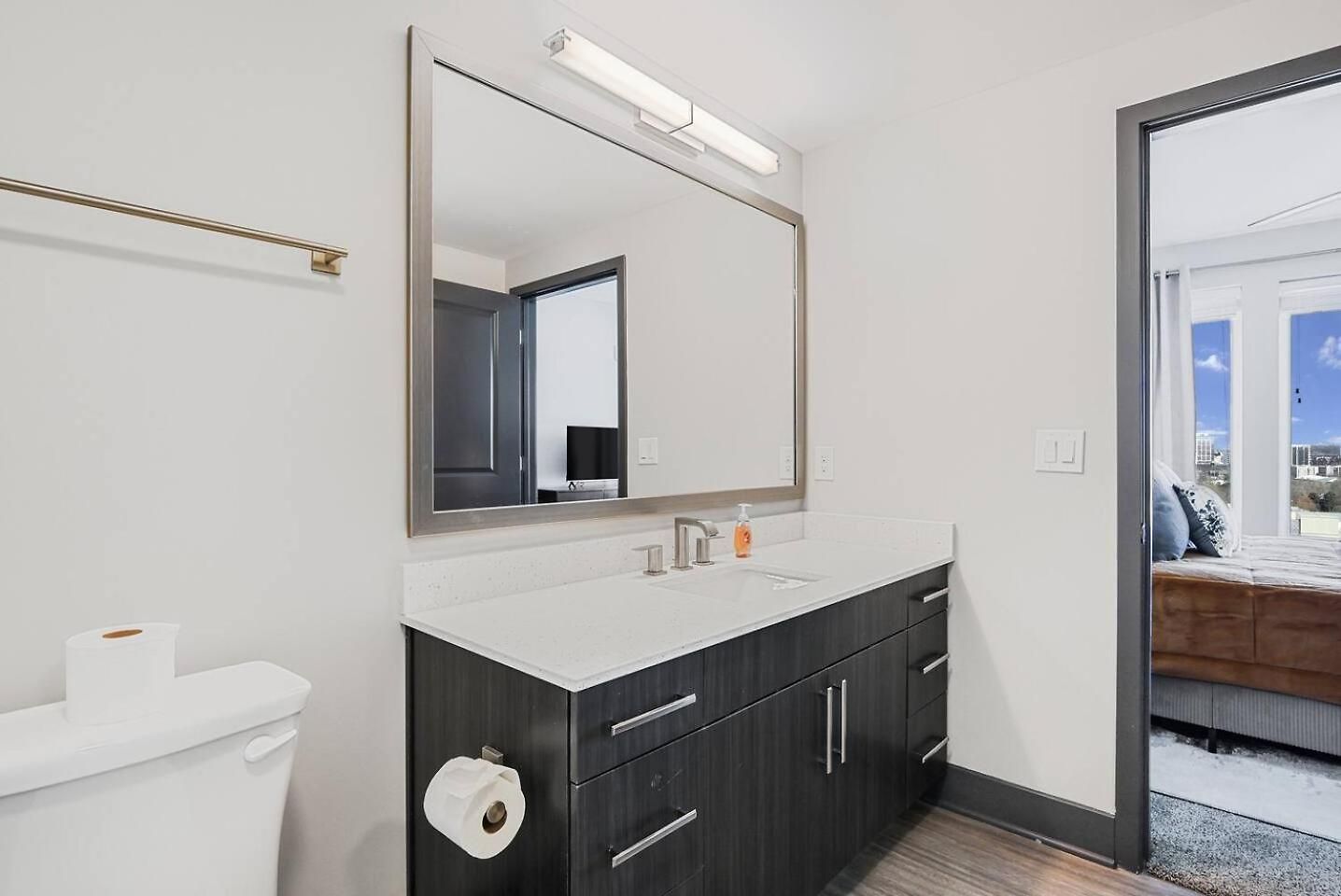 Apartment King Bed, Gym, Rooftop Pool, Free Parking *