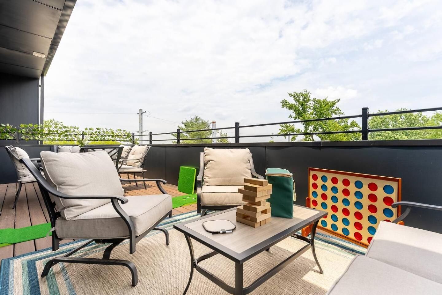 Apartment Private Rooftop, Karaoke Fun & | Sleeps 10+ *