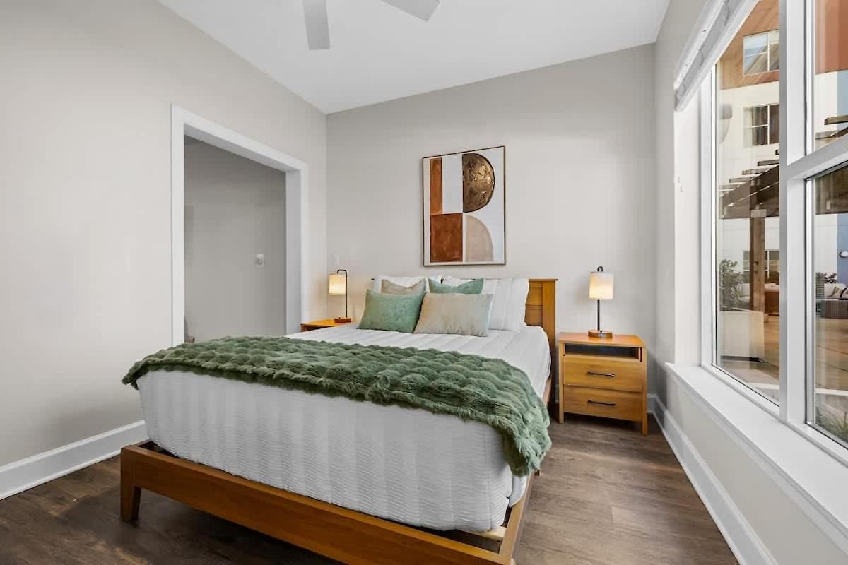 Apartment Light-filled Retreat Near Broadway & Pool *