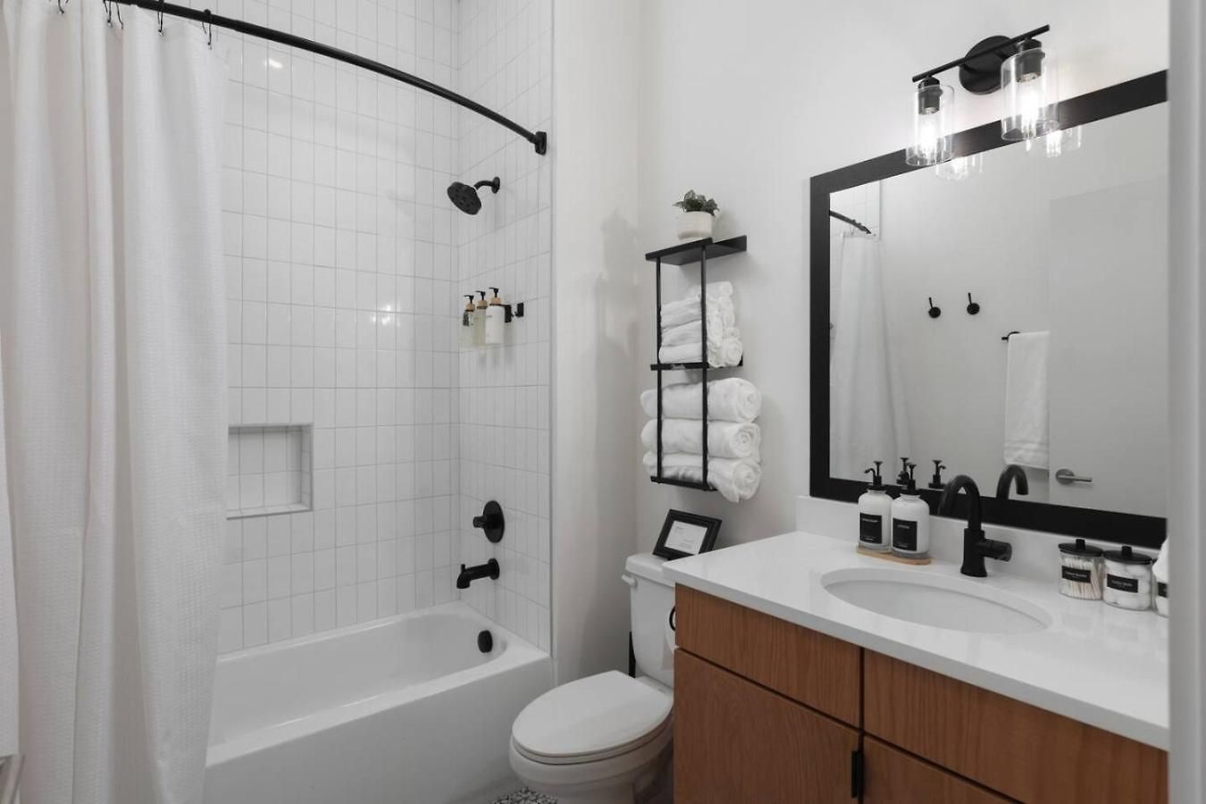 Apartment 3 Miles To Downtown With Free Parking And Walk To Coffee
