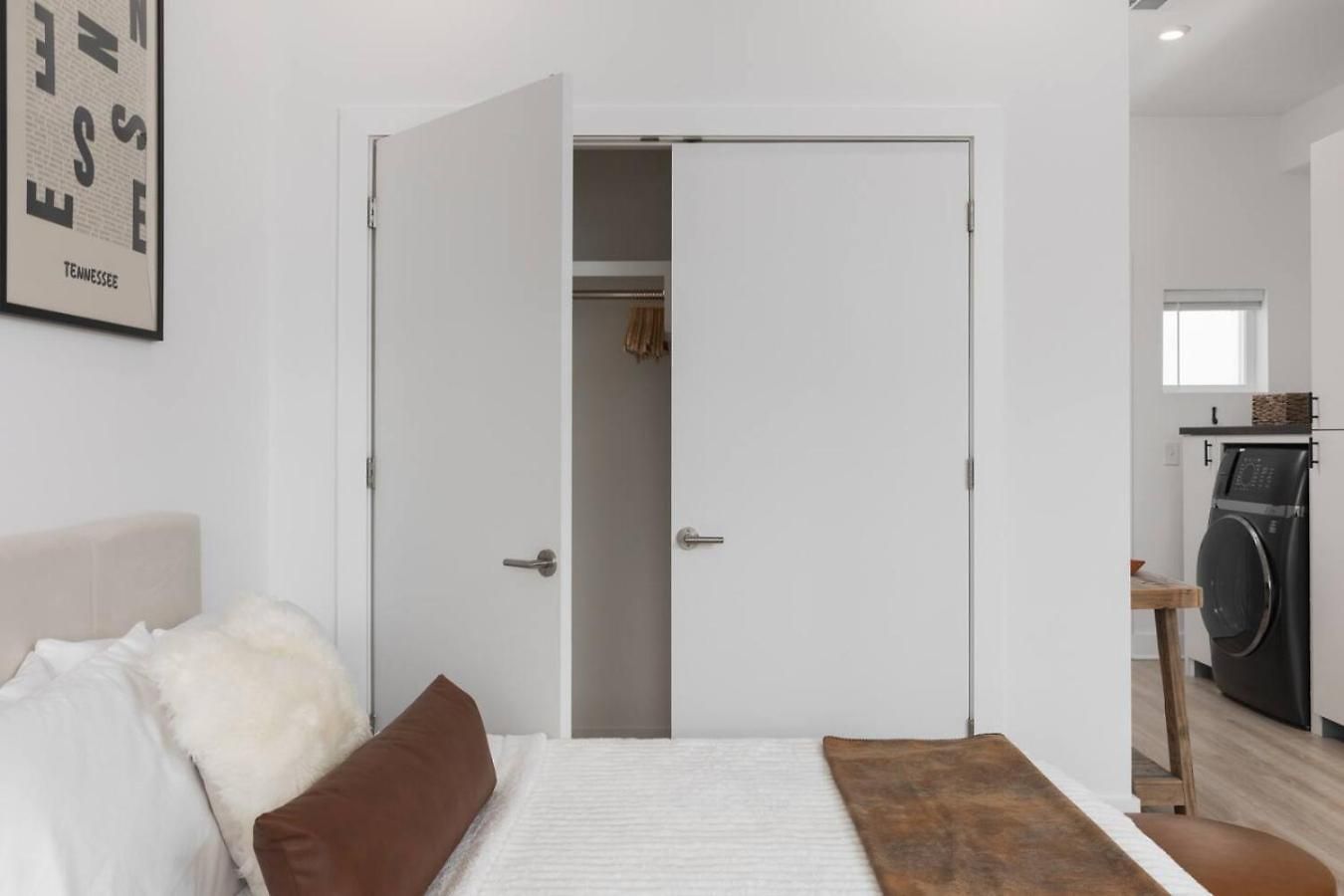 3 Miles To Downtown With Free Parking And Walk To Coffee Apartment *