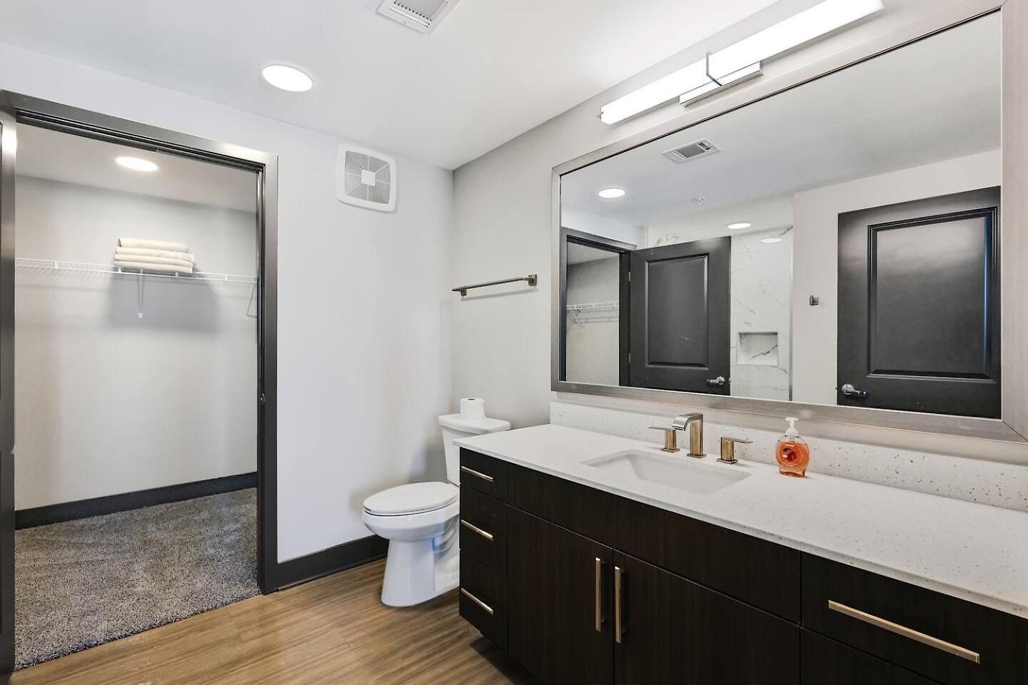 King Bed, Gym, Rooftop Pool, Free Parking Apartment *