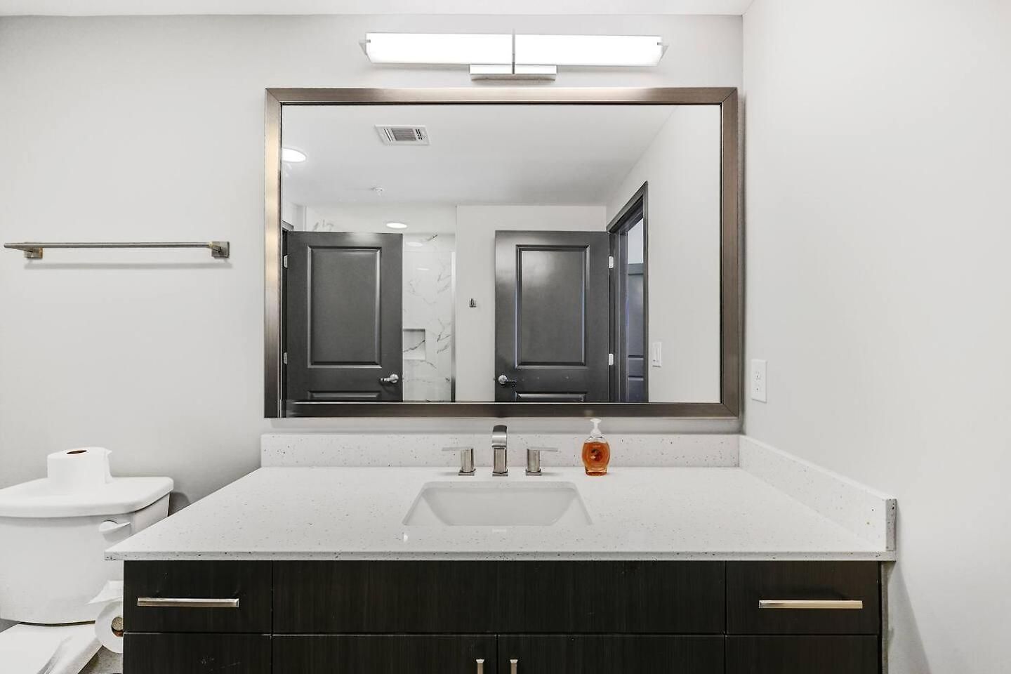 King Bed, Gym, Rooftop Pool, Free Parking Apartment Nashville