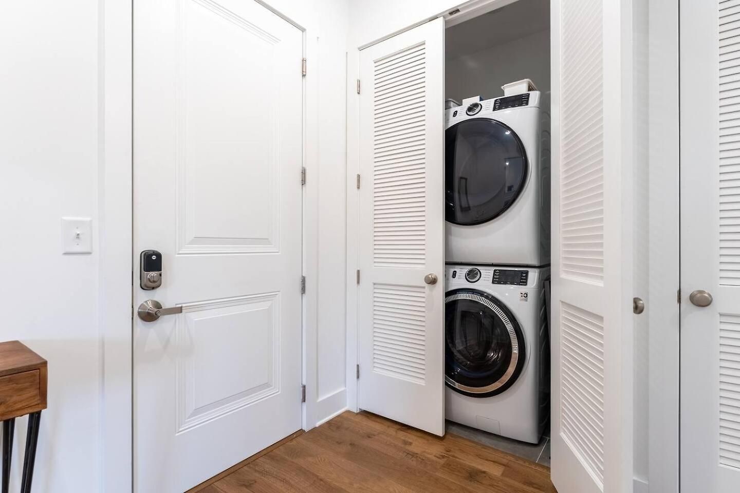 Private Rooftop, Karaoke Fun & | Sleeps 10+ Apartment