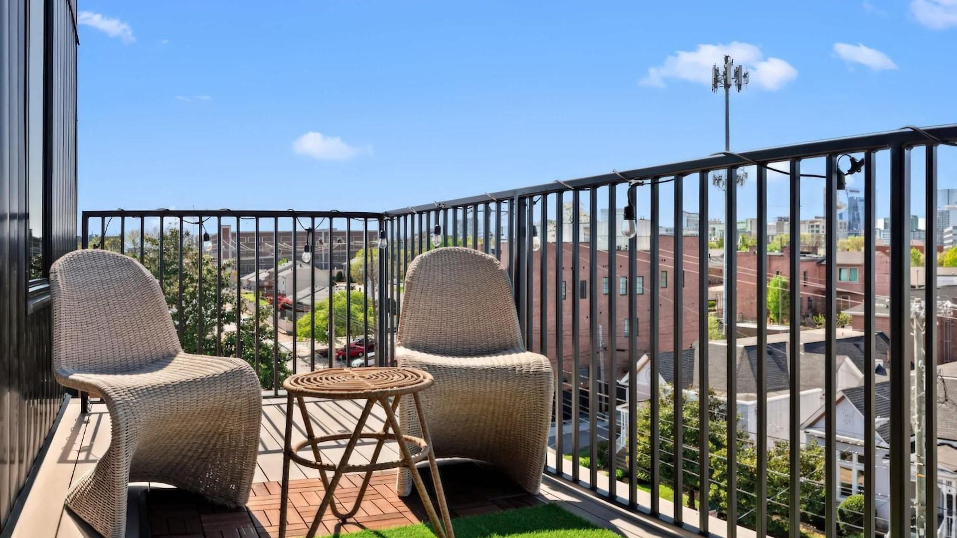The Penthouse - 3br Rooftop - Downtown Apartment *