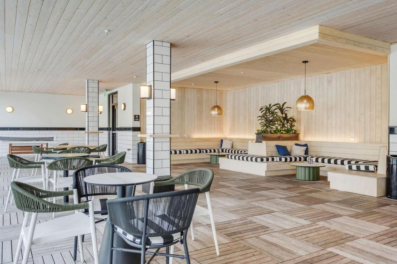 Boutique With Pool Gym And Walk To Midtown Apartment *