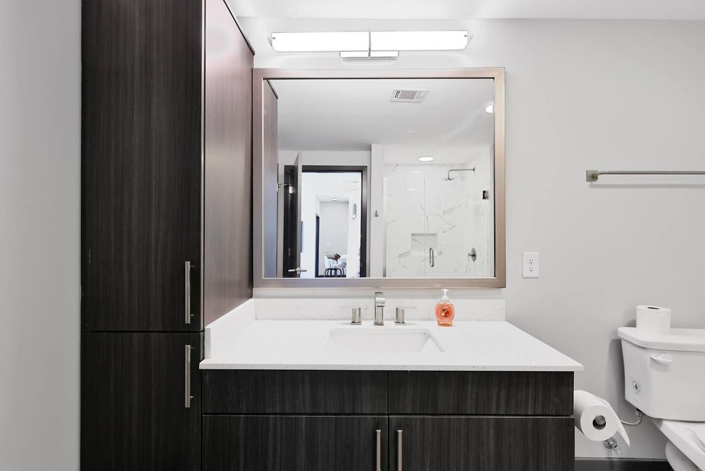 Apartment King Bed, Gym, Rooftop Pool, Free Parking *