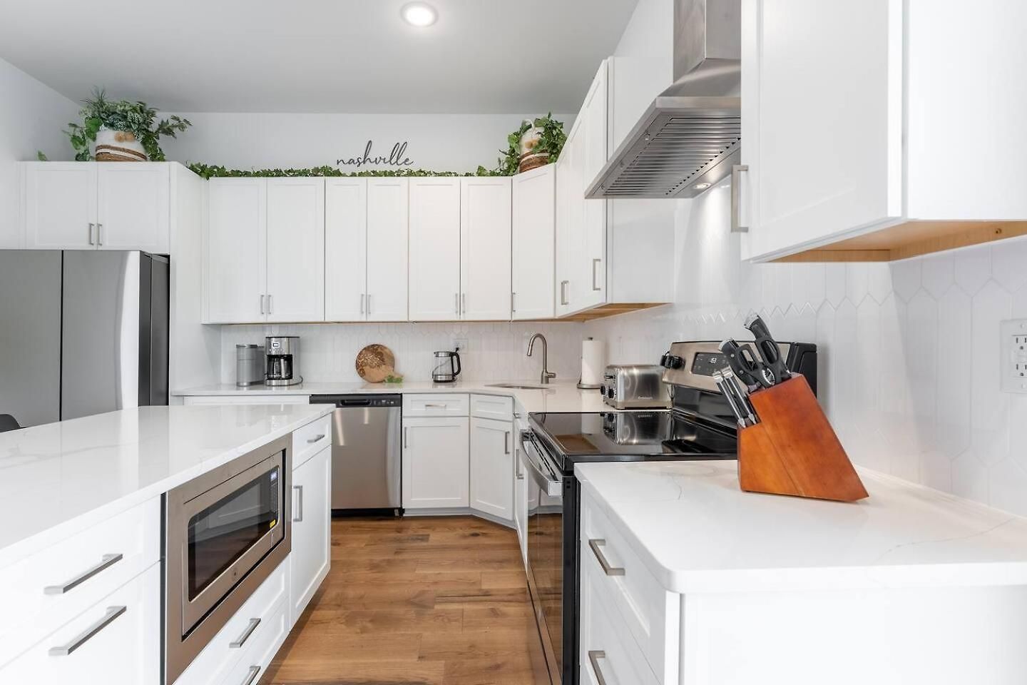 Private Rooftop, Karaoke Fun & | Sleeps 10+