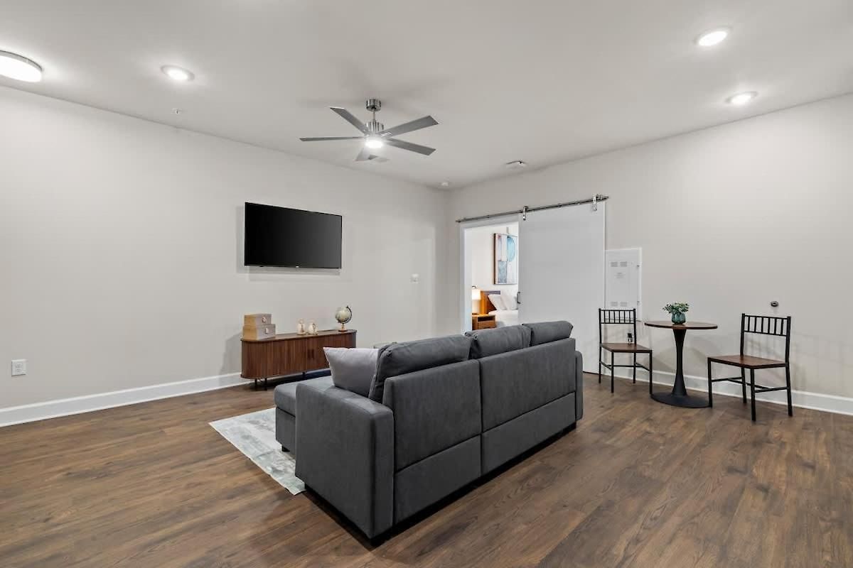 Apartment Light-filled Retreat Near Broadway & Pool Nashville