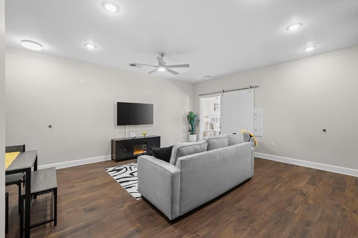 Stylish 1br Walk To The Gulch & Broadway Apartment